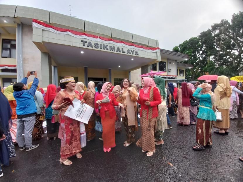 Ratusan perempuan menggelar Kebaya Fashion Week di halaman kantor Dinas Kependudukan dan Pencacatan Sipil Kabupaten Tasikmalaya, yang terletak di samping Taman Kota Tasikmalaya, Ahad (21/8/2022). Kegiatan itu merupakan bagian dari kampanye Kabaya Goes to Unesco