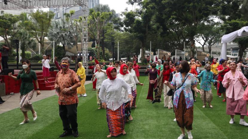 Ratusan perempuan dari berbagai komunitas wanita berkebaya yang tergabung dalam koalisi tradisikebaya.id, menari dan berdansa dalam acara Kebaya Berdansa di Tribeca Park, Central Park, Jakarta Barat, Sabtu (27/8/2022).
