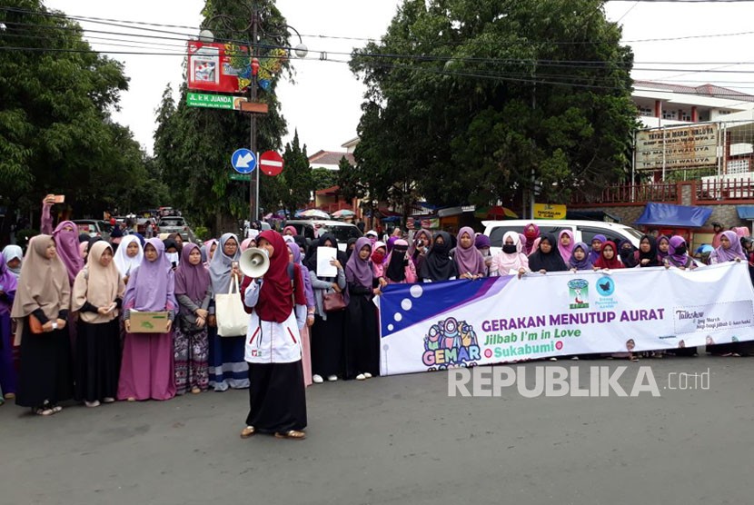 Ratusan perempuan dari Kesatuan Aksi Mahasiswa Muslim Indonesia (KAMMI) dan komunitas hijab menggelar aksi simpatik gerakan menutup aurat (Gemar) di jalan utama Kota Sukabumi Ahad (11/2).