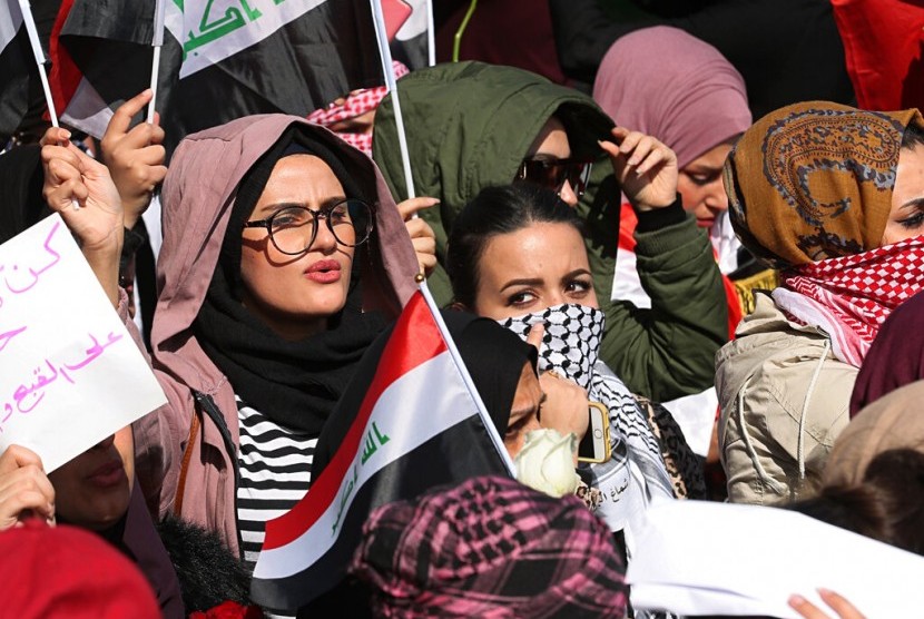 Perempuan Irak Tolak Pemisahan Gender Saat Demonstrasi. Ratusan perempuan turun ke jalan dalam demonstrasi menentang pemisahan gender saat demonstrasi oleh seorang ulama di Tahrir Square, Baghdad, Irak, Kamis (13/2).
