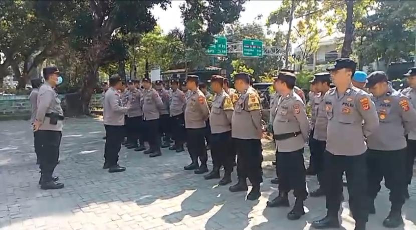 Ratusan personel dari Polres Cirebon Kota dikerahkan untuk mengamankan jalannya sidang lanjutan Peninjauan Kembali (PK) Saka Tatal, di Pengadilan Negeri (PN) Cirebon, Selasa (30/7/2024).