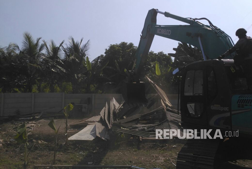 Ratusan personel gabungan kepolisian melakukan penggusuran bangunan liar di lahan Perumnas Regional III cabang Bekasi, Bantar Gebang, Kota Bekasi. Rabu (26/7).