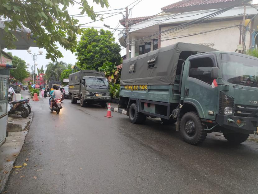 Ratusan personel gabungan TNI dan Polri terpantau menjaga RS Polri Kramatjati, Jakarta Timur sejak Senin (7/12) siang.