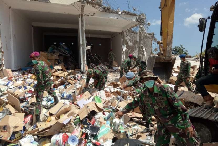 Ratusan personel TNI dari berbagai satuan melaksanakan pembongkaran dan pembersihan puing-puing reruntuhan bangunan akibat gempa di Kecamatan Pemenang, Kabupaten Lombok Utara, Rabu (15/8) pagi.