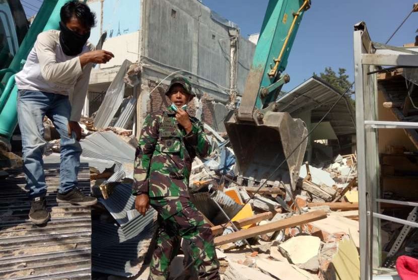 Ratusan personel TNI dari berbagai satuan melaksanakan pembongkaran dan pembersihan puing-puing reruntuhan bangunan akibat gempa di Kecamatan Pemenang, Kabupaten Lombok Utara, Rabu (15/8) pagi.