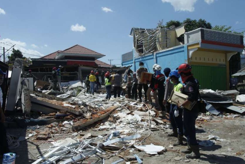 Ratusan personel TNI dari berbagai satuan melaksanakan pembongkaran dan pembersihan puing-puing reruntuhan bangunan akibat gempa di Kecamatan Pemenang, Kabupaten Lombok Utara, Rabu (15/8) pagi