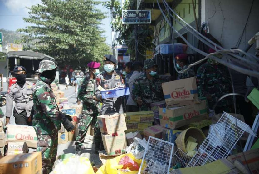 Ratusan personel TNI dari berbagai satuan melaksanakan pembongkaran dan pembersihan puing-puing reruntuhan bangunan akibat gempa di Lombok (Ilustrasi)