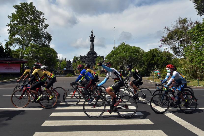 Ratusan pesepeda mengiringi perwakilan Women Cycling Community (WCC) Bali dalam rute terakhir kampanye 1000KM Bali Pulih di Denpasar, Bali, Sabtu (14/11/2020). Kampanye tersebut dilakukan enam perwakilan WCC Bali dengan bersepeda pada 1-14 November 2020 menempuh rute Jakarta-Bandung-Cirebon-Pekalongan-Semarang-Tuban-Surabaya-Probolinggo-Situbondo-Gilimanuk dan berakhir di Denpasar, sebagai upaya pemulihan pariwisata. 