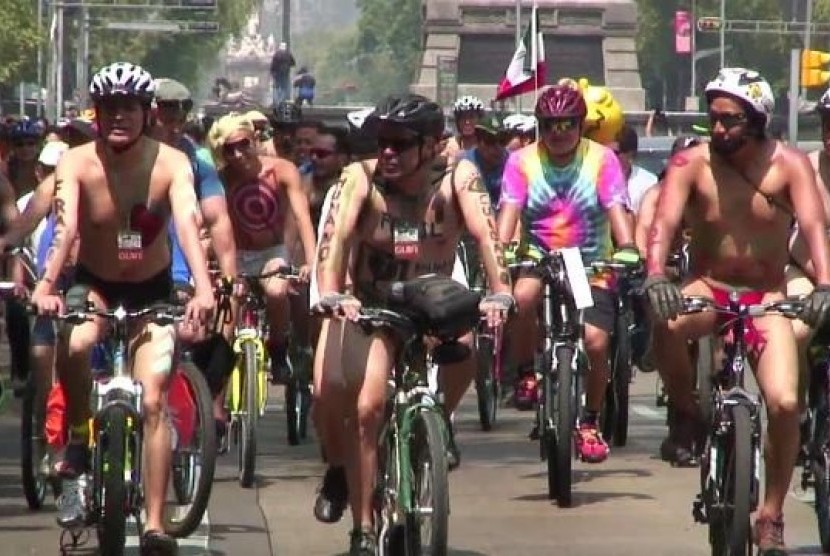 Ratusan pesepeda telanjang di jalanan Mexico City