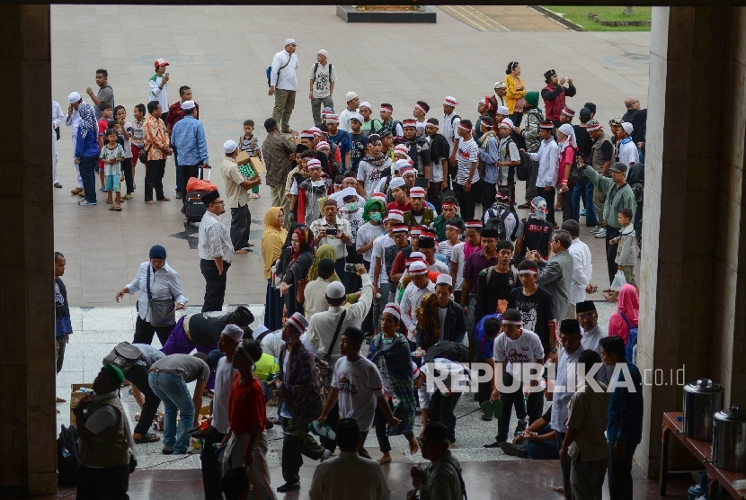 Ratusan peserta aksi 212 yang berasal dari Ciamis tiba di Masjid Agung At-tin, Jakarta, Kamis (1/12). Sebanyak 500 peserta yang telah berjalan kaki dari Ciamis hingga Bandung tersebut tiba di Jakarta untuk mengikuti aksi “Super Damai” yang akan diadakan di kawasan Monas dan sekitarnya.