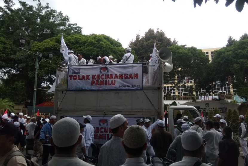 Ratusan peserta aksi putihkan KPU dari FUI tiba di depan Kantor KPU, Menteng, Jakarta Pusat, Jumat (1/3). Selain FUI, Gerakan Bela Indonesia juga menggelar aksi di tempat yang sama  dengan mengusung jargon 'Aksi KPU bebas Intimidasi'.