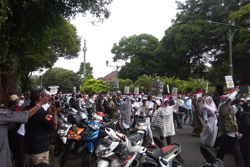 Ratusan peserta aksi putihkan KPU dari FUI tiba di depan Kantor KPU, Menteng, Jakarta Pusat, Jumat (1/3). Selain FUI, Gerakan Bela Indonesia juga menggelar aksi di tempat yang sama  dengan mengusung jargon 'Aksi KPU bebas Intimidasi'. 