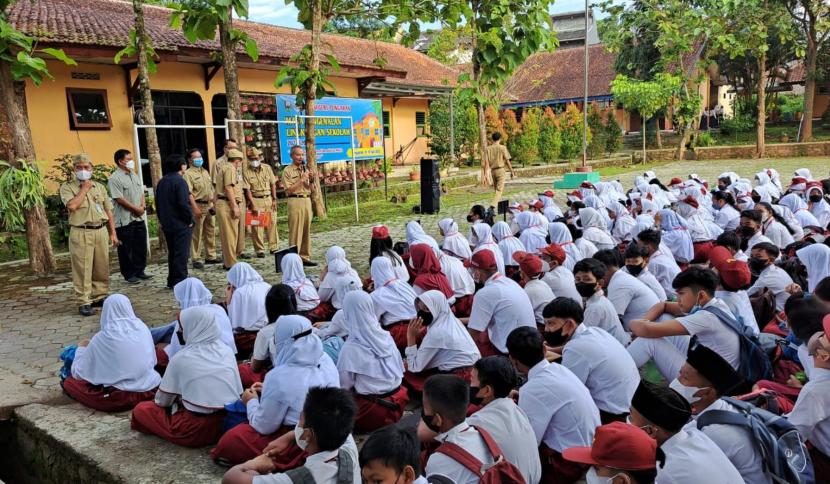  Ratusan peserta didik baru kelas VII SMPN 3 Ungaran, Kabupaten Semarang, sedang mengikuti Masa Pengenalan Lingkungan Sekolah (MPLS) pada hari pertama masuk sekolah tahun pelajaran 2022/ 20223, Senin (11/7)