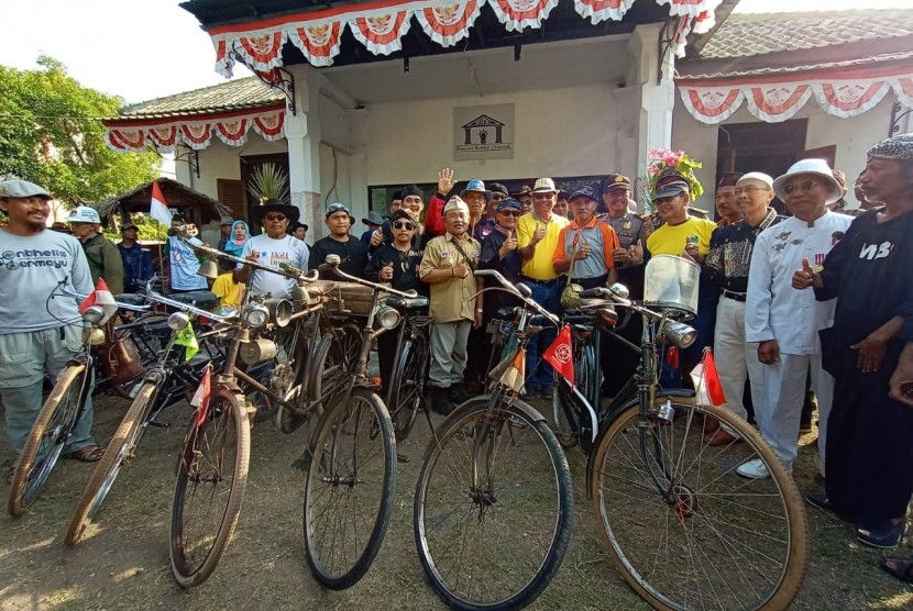 Ratusan peserta mengikuti kegiatan keliling kota dengan sepeda ontel dalam Festival Kota Toea Indramayoe, Ahad (8/12). 