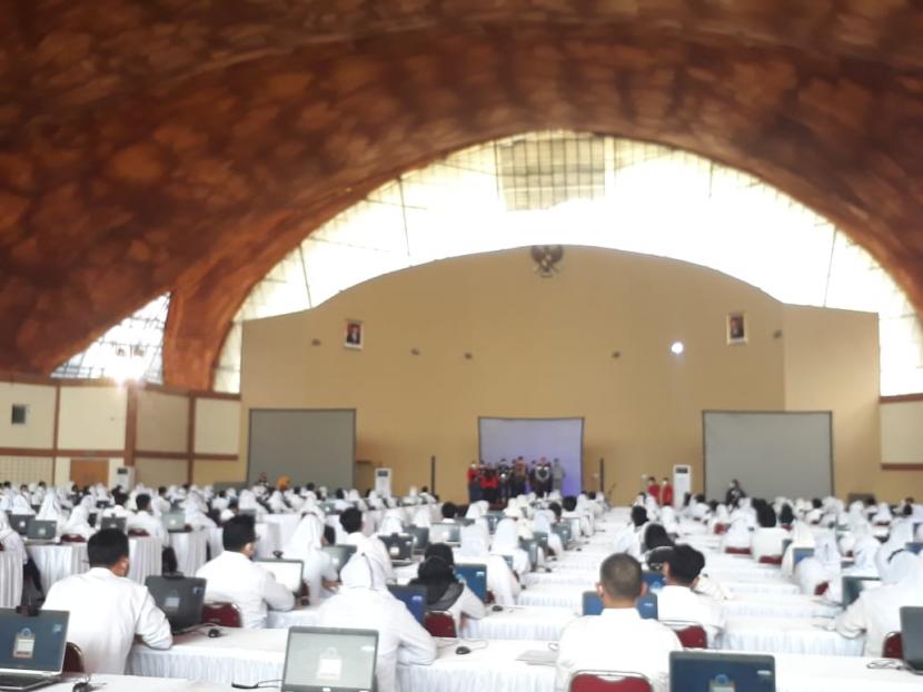 Ratusan peserta mengikuti Seleksi Kompetensi Dasar (SKD) Calon Pegawai Negeri Sipil (CPNS) 2021 untuk formasi Pemkot Sukabumi di Telkom University, Bandung, Kamis (23/9). Mereka memperebutkan kuota formasi CPNS Pemkot Sukabumi sebanyak 97 orang.