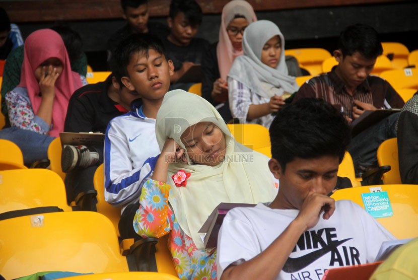 Ratusan peserta mengikuti uji coba Seleksi Bersama Masuk Perguruan Tinggi Negeri (SBMPTN) Akbar di Stadion GBK, Senayan, Jakarta, Ahad (15/6). (Republika/Yasin Habibi)