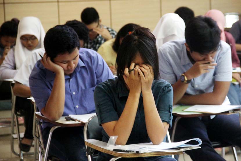 Ratusan peserta mengikuti ujian SBMPTN di Universitas Negri Jakarta, Selasa (17/6).
