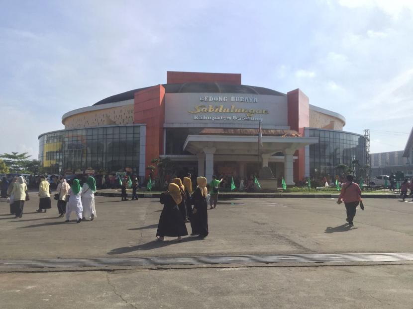 Ratusan peserta Mukhtamar XIV Nasyiatul Aisyiyah mulai memadati Balai Budaya Sabilulungan, Soreang, Kabupaten Bandung, Sabtu (3/12/2022). 