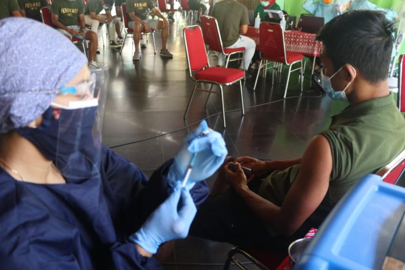 Ratusan peserta Piala Menpora yang berlangsung di Stadion Manahan Solo, menjalani vaksinasi Covid-19 (ilustrasi).
