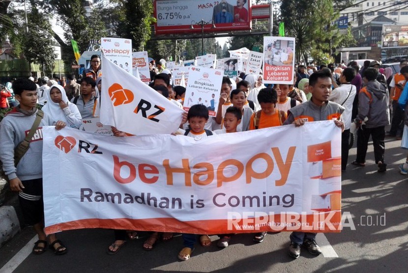 Ratusan peserta Tarhib Ramadhan Rumah Zakat (RZ) mengikuti pawai di Jl Ir H Djuanda, Kota Bandung, Ahad (30/5). (Foto: Dede Lukman Hakim)