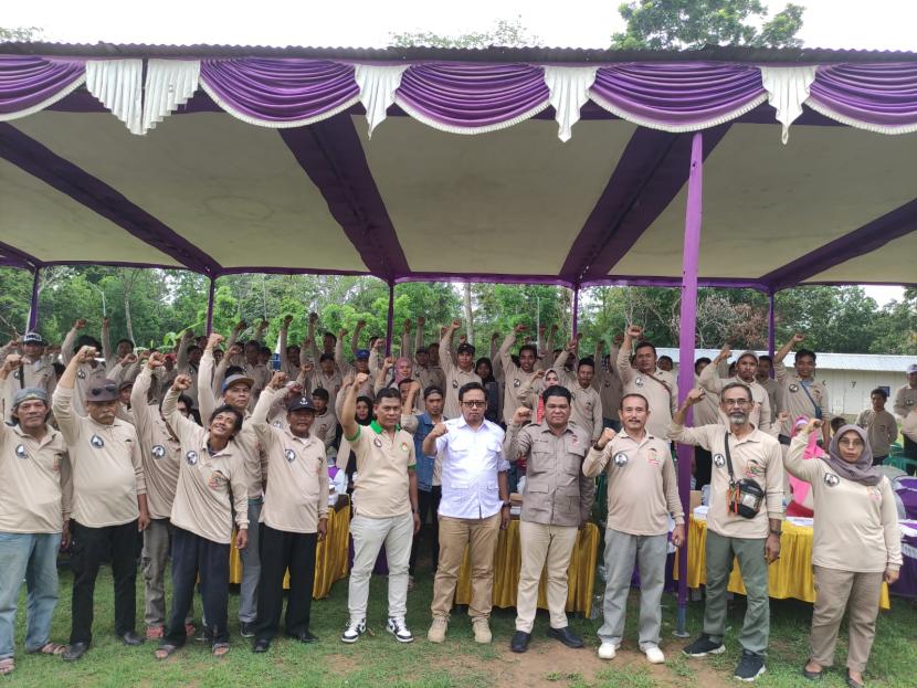 Ratusan petani di Kabupaten Lamongan, Jawa Tengah, Senin (13/11/2023), deklarasi mendukung Prabowo-Gibran.