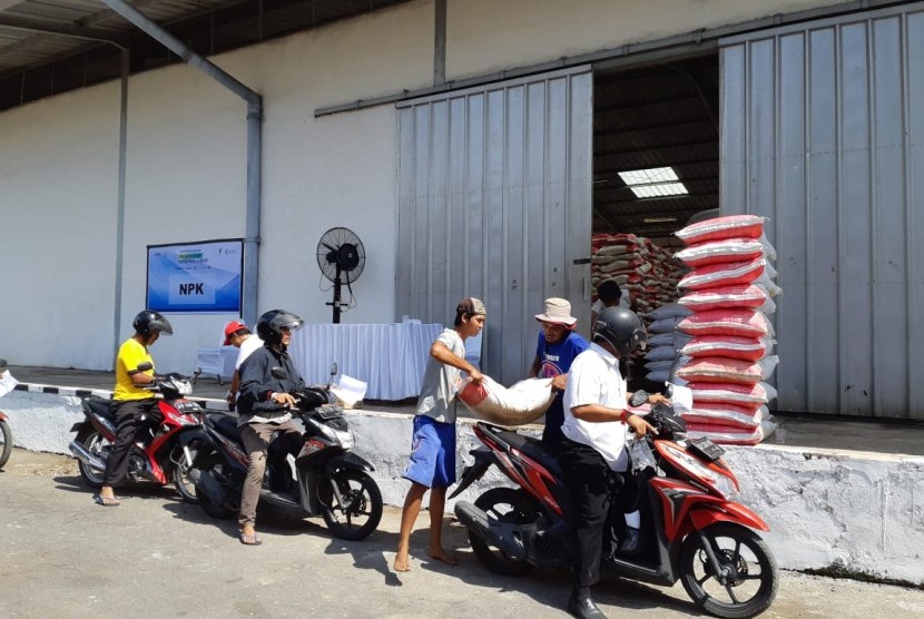 Ratusan petani di wilayah Klaten, berpartisipasi dalam kegiatan pasar murah pupuk non subsidi yang digelar oleh PT Pupuk Indonesia (Persero) di Gudang Penyimpanan Pupuk (GPP) Pusri di Ceper, Klaten, Jawa Tengah, Rabu (10/4). Sebanyak 1.000 ton pupuk dijual dengan harga murah bagi para petani.