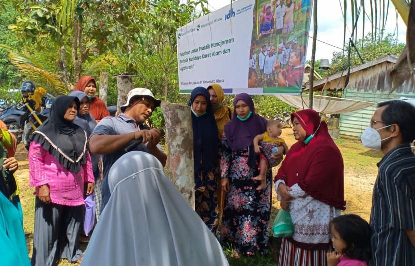 Ratusan petani karet yang tergabung dalam Kelompok Tani Hutan (KTH) dan Kelompok Wanita Tani (KWT) di Desa Sungai Karang, VII Koto Ilir, Kabupaten Tebo, Jambi, mendapatkan pembinaan.