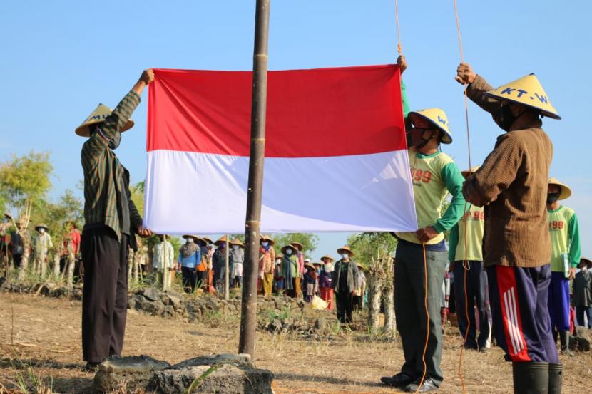 Ratusan petani mengikuti upacara kemerdekaan RI di Desa Kewarasan Wetan, Kabupaten Gunungkidul, Yogyakarta, Senin (17/8).