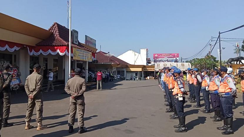 Ratusan petugas gabungan di Kota Sukabumi dikerahkan memantau penerapan Pemberlakuan Pembatasan Kegiatan Masyarakat (PPKM) Darurat yang mulai diterapkan, Sabtu (3/7).