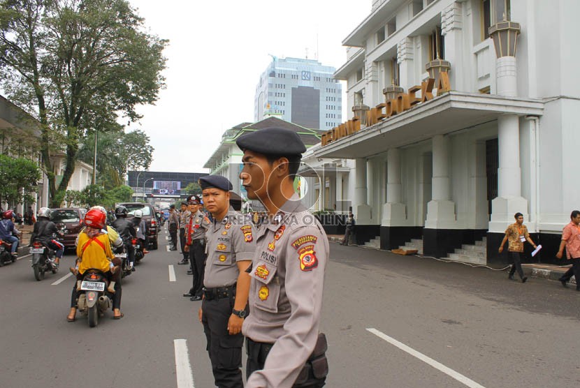  Ratusan petugas kepolisian berjaga-jaga di sekitar gedung Merdeka di jalan Asia-Afrika,Bandung.  (Republika/Arief Maulana Hasan)