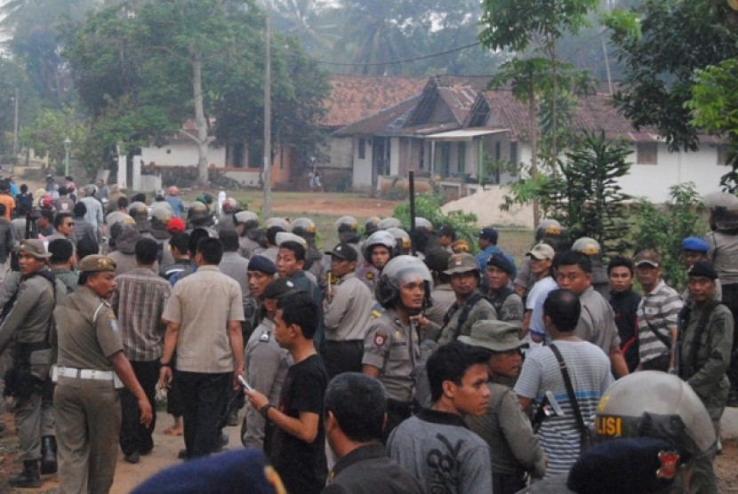 Ratusan petugas kepolisian dan TNI dikerahkan setelah terjadi bentrokan antar warga di Kampung Bekri, Lamteng, Kamis (8/11). Bentrok antar kampung itu menyebabkan sejumlah rumah terbakar..