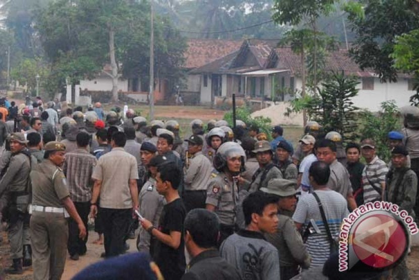  Ratusan petugas kepolisian dan TNI  dikerahkan untuk mengatasi bentrok wargha (ilustrasi)