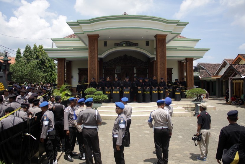Ratusan petugas kepolisian mengamankan proses rekontruksi di padepokan Dimas Kanjeng di Desa Wangkal, Gading, Probolinggo, Jawa Timur, Senin (3/10). 