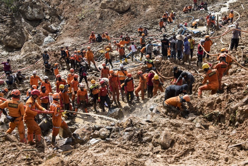 Ratusan petugas SAR gabungan melakukan penggemburan tanah saat pencarian korban bencana tanah longsor di kampung Cimapag, Desa Sirnaresmi, Kecamatan Cisolok, Kabupaten Sukabumi, Jawa Barat, Jumat (4/1/2019). 