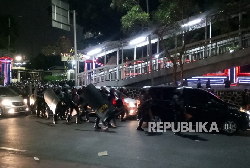 Ratusan polisi mulai membuat barikade di Jalan Gatot Subroto, tepatnya di depan gedung Polda Metro Jaya. Para personel dilengkapi dengan atribut lengkap, seperti tameng, pelindung tubuh, dan tongkat kayu.