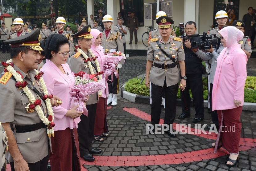 Ratusan prajurit kepolisian mengikuti serah terima jabatan Kapolri di Lapangan PTIK, Jakarta, Kamis (14/7)