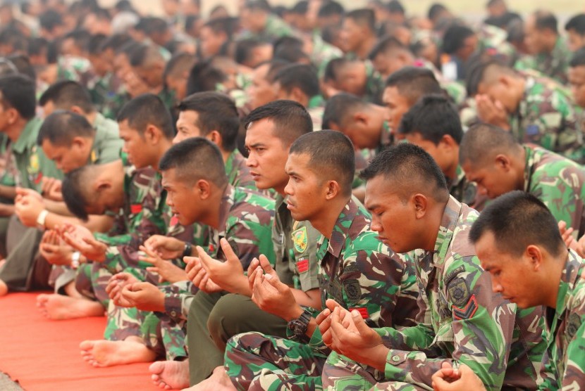 Ratusan prajurit TNI menggelar shalat minta hujan di Base Ops Pangkalan Udara Palembang, Sumsel. Sejumlah daerah mulai diguyur hujan salah satunya Kota Palangkaraya, Selasa (27/10) malam . 