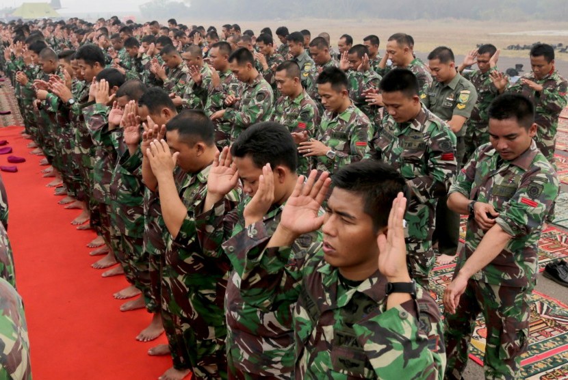 Ratusan Prajurit TNI melaksanakan salat minta hujan di Base Ops Pangkalan Udara Palembang, Sumsel. Kamis (22/10).