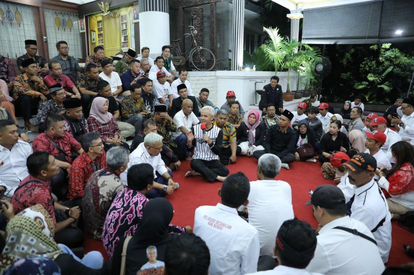Ratusan relawan desa yang tergabung dalam Desa Untuk Ganjar (Des Ganjar) Provinsi Jawa Barat (Jabar) bertemu bakal calon presiden (bacapres) 2024 Ganjar Pranowo di Kota Semarang, Jateng.