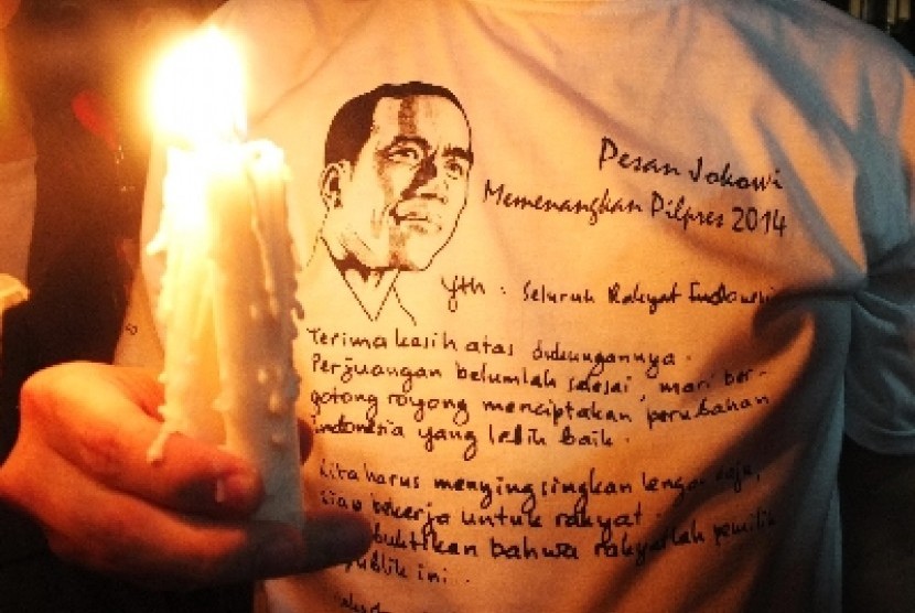 Ratusan relawan Jokowi-JK melakukan aksi seribu lilin di halaman kantor Komisi Pemilihan Umum (KPU), Jakarta, Sabtu (12/7).