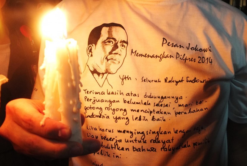 Ratusan relawan Jokowi-JK melakukan aksi seribu lilin di halaman kantor Komisi Pemilihan Umum (KPU), Jakarta, sabtu (12/7). 