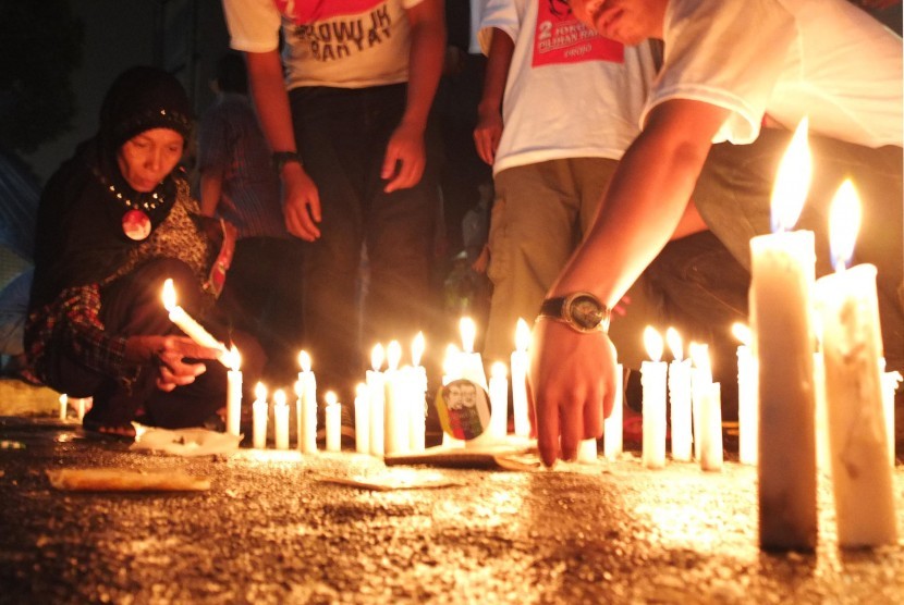 Ratusan relawan Jokowi-JK melakukan aksi seribu lilin di halaman kantor Komisi Pemilihan Umum (KPU), Jakarta, sabtu (12/7). 