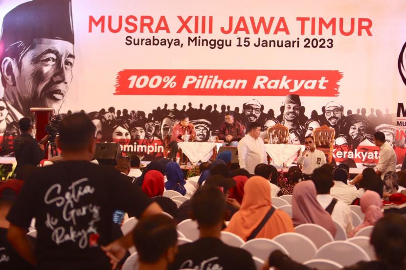 Ratusan relawan pendukung Joko Widodo (Jokowi) menggelar Musyawarah Rakyat (Musra) XIII Jawa Timur (Jatim) di Grand City, Surabaya, Ahad (15/1).