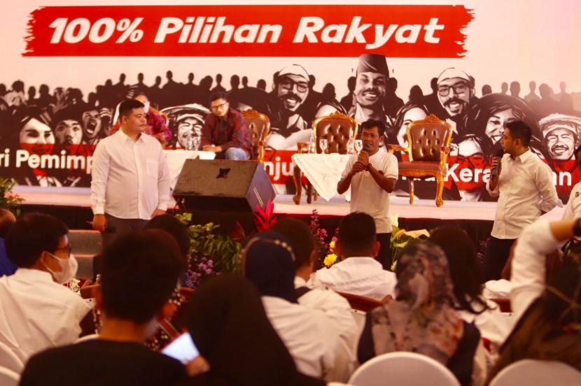 Ratusan relawan pendukung Joko Widodo (Jokowi) menggelar Musyawarah Rakyat (Musra) XIII Jawa Timur (Jatim) di Grand City, Surabaya, Ahad (15/1/2023).