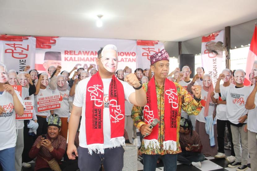 Ratusan relawan pendukung Prabowo Subianto di Kalimantan Selatan (Kalsel) mengalihkan dukungannya untuk Ganjar Pranowo 