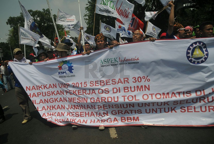 Ratusan ribu buruh dari berbagai elemen serikat pekeja berunjuk rasa di depan Istana Negara, Jakarta, Kamis (2/10). (Prayogi/Republika)