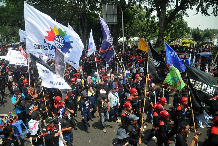 Ratusan ribu buruh dari berbagai elemen serikat pekeja berunjuk rasa di depan Istana Negara, Jakarta, Kamis (2/10). (Prayogi/Republika)