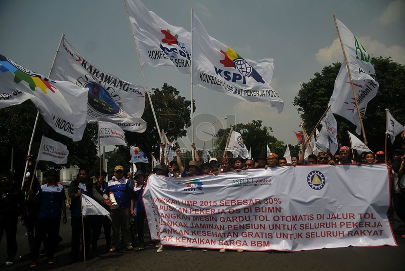 Ratusan ribu buruh dari berbagai elemen serikat pekeja berunjuk rasa di depan Istana Negara, Jakarta, Kamis (2/10). (Prayogi/Republika)