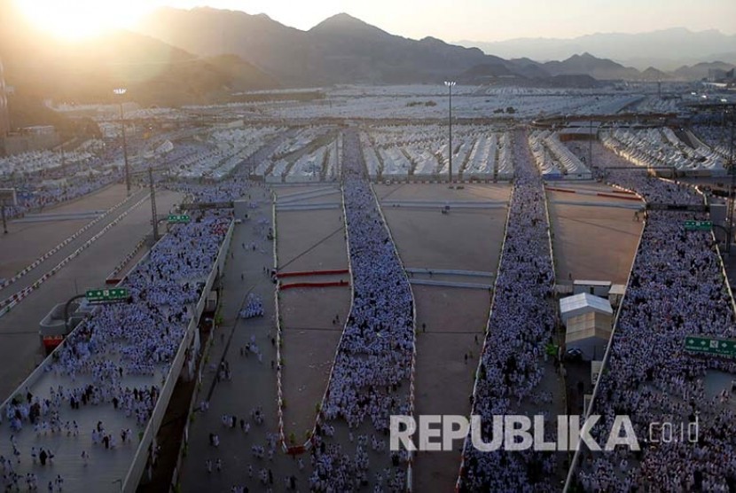 Ratusan ribu jamaah haji bergerak dari deretan tenda Mina menuju Jamarat untuk melempar jumrah, Senin (12/9) 