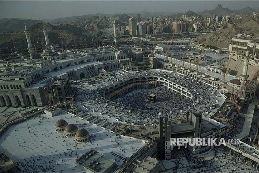 Ratusan ribu jamaah haji dari berbagai negara melaksanakan tawaf wada di Masjid Haram, Makkah, Kamis (23/8) waktu setempat. Selanjutnya, mereka berangsur-angsur akan kembali ke tanah air masing.